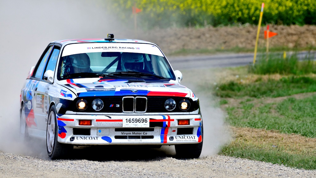 Med fine placeringer i årets to første afdelinger af Dansk Super Rally har det nydannede rallyhold Johnny Pedersen og Per Brodersen gode chancer for at vinde historisk mesterskab med deres BMW M3 fra 1988.
(Foto: Michael Eisenberg)